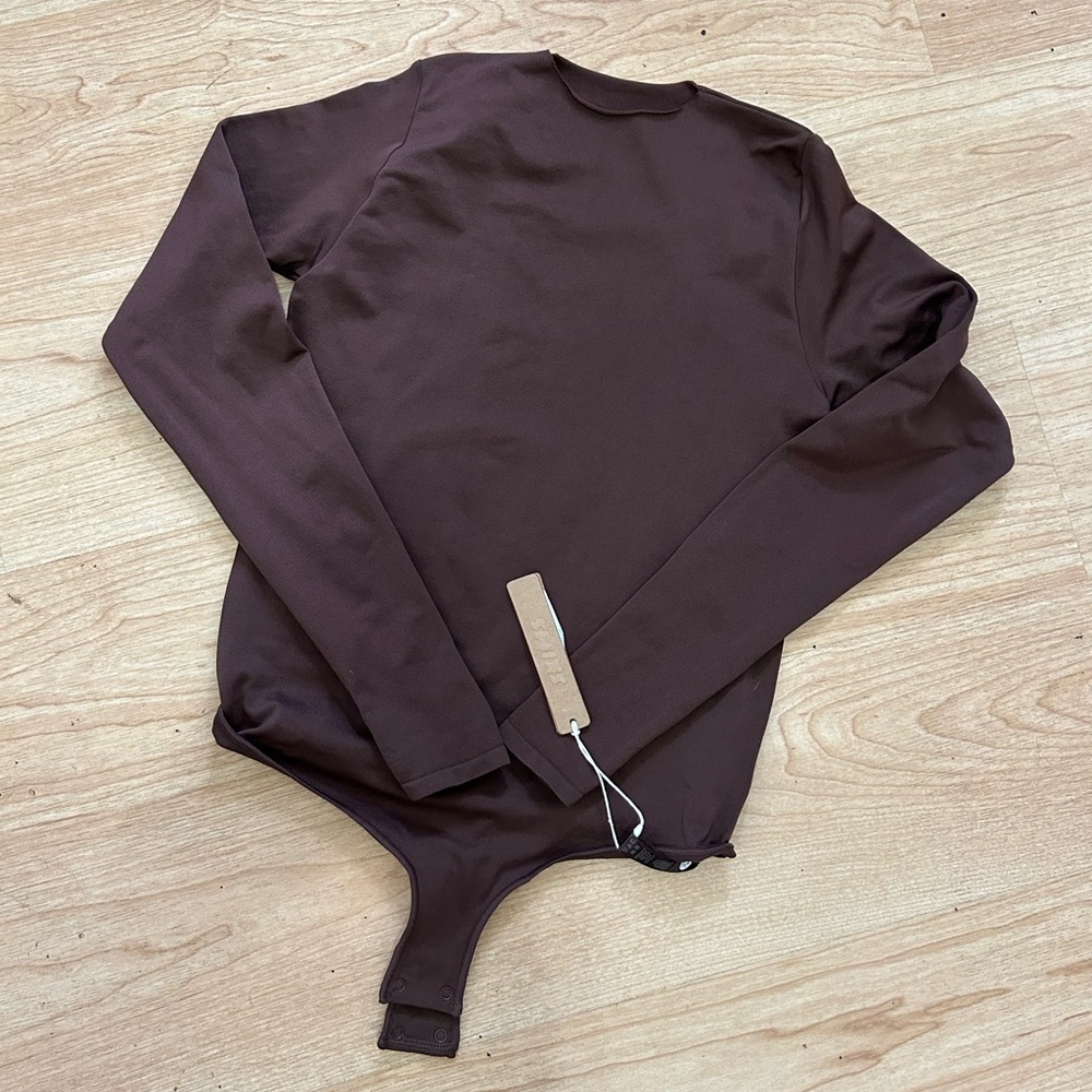 Skims Essential Crew Neck Longsleeve Bodysuit
